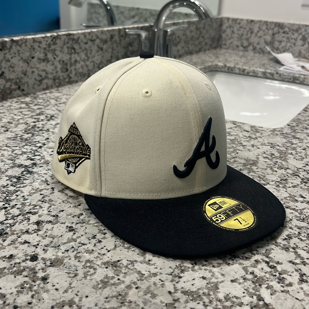 Men’s white/navy Atlanta braves fitted hat with patch